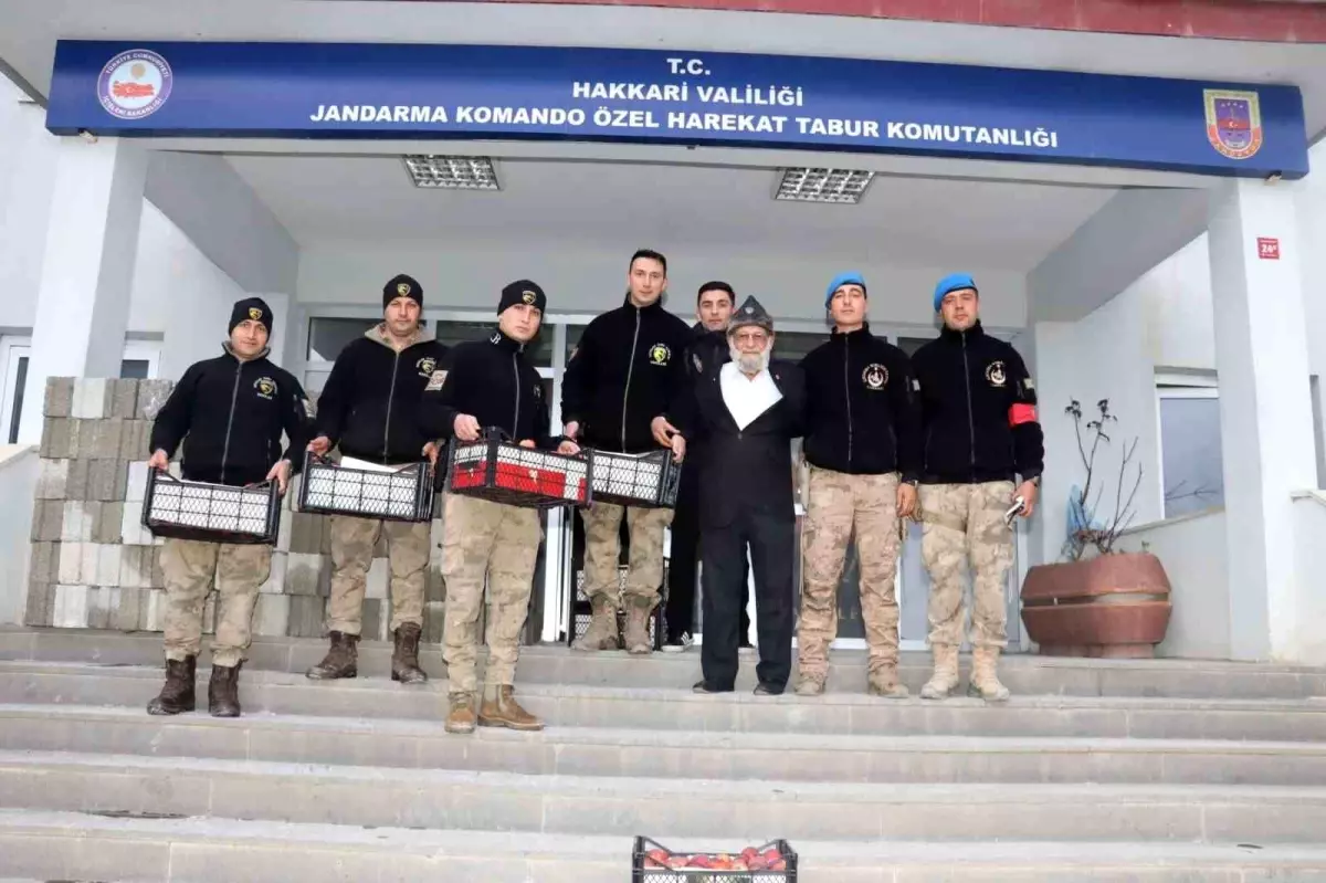 Elmacı Dede, Hakkari\'deki Jandarmalara Elmalarını Ulaştırdı