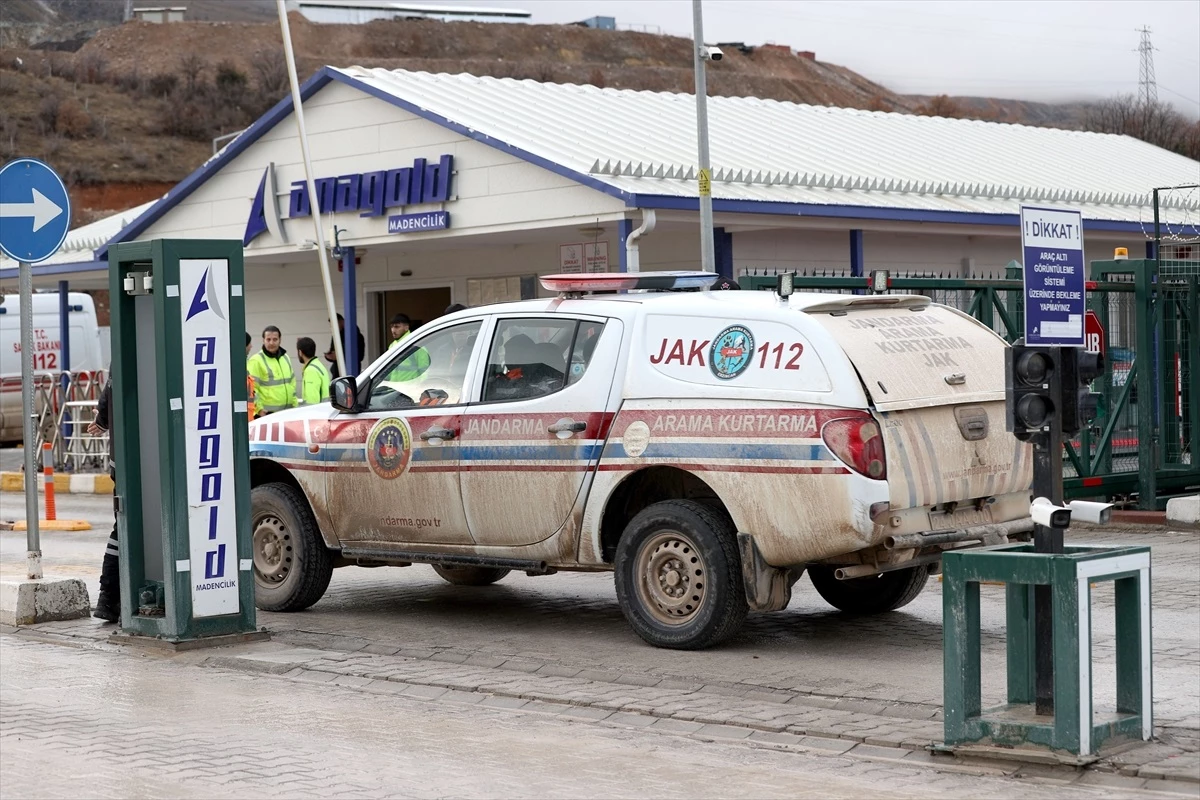 Erzincan\'da maden ocağındaki heyelanda mahsur kalan işçilere ulaşma çalışmaları devam ediyor