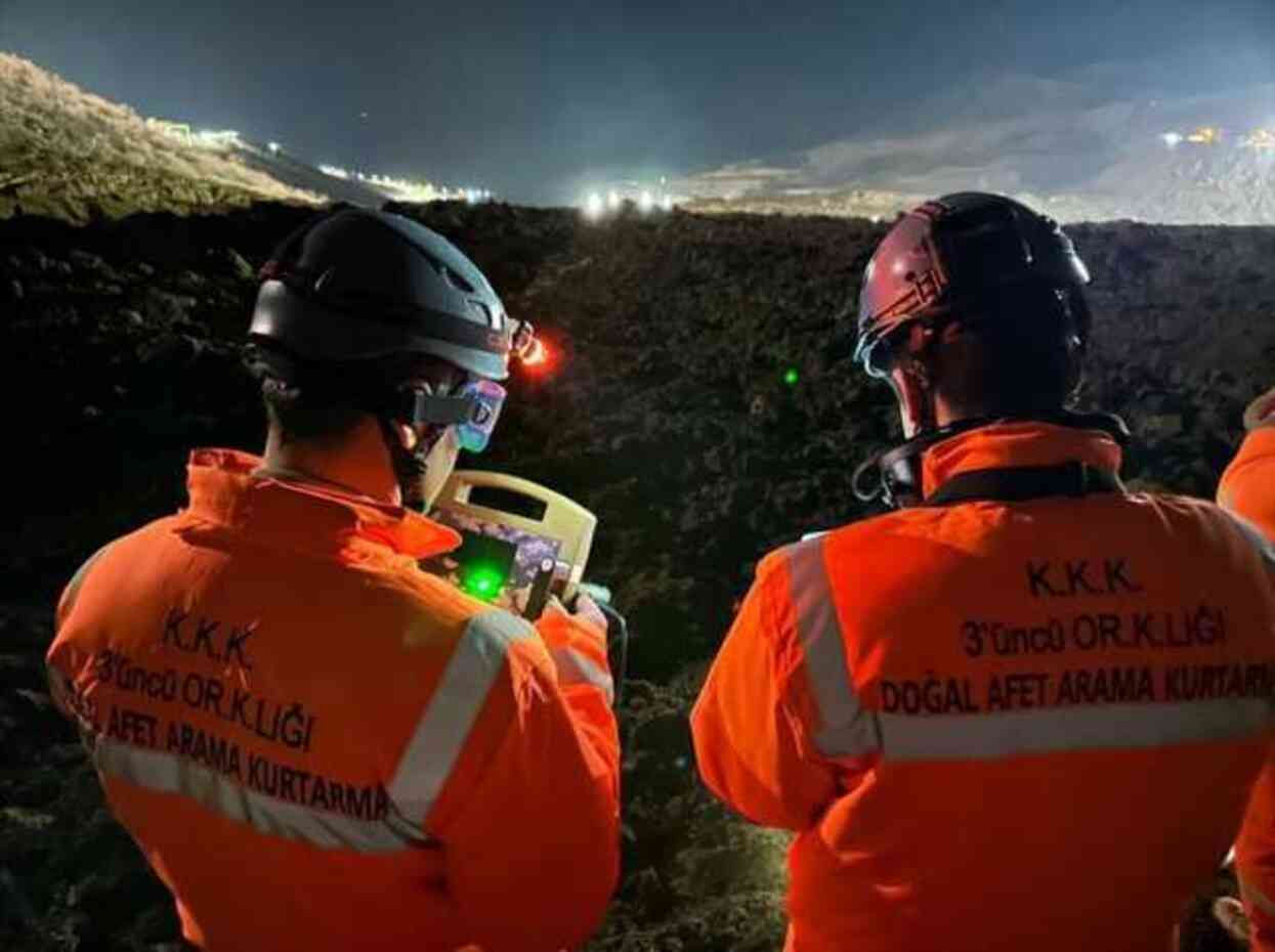Erzincan'daki toprak kaymasında gözaltına alınanlar arasında firmanın Kanadalı yetkilisi de var Erzincan'daki toprak kaymasında gözaltına alınanlar arasında firmanın Kanadalı yetkilisi de var