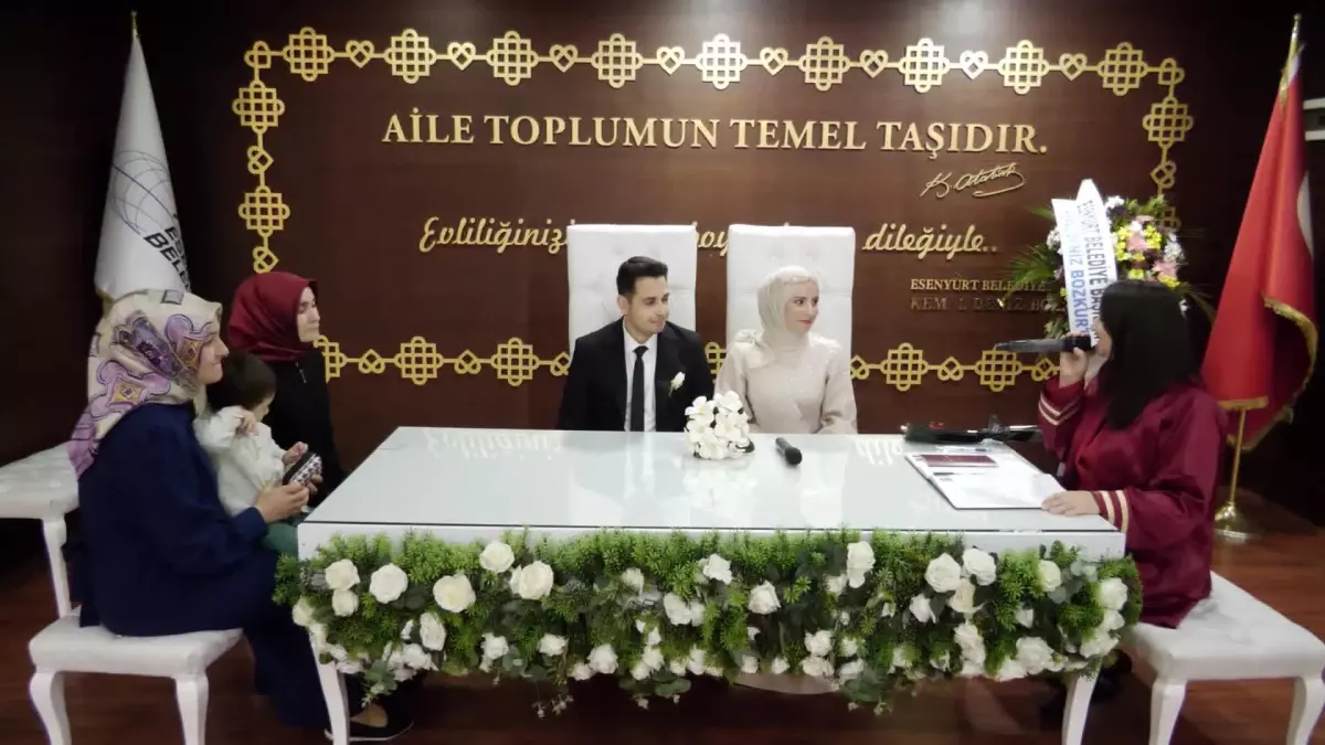 Esenyurt Belediyesi Nikah Sarayı\'nda Sevgililer Günü Evlilikleri