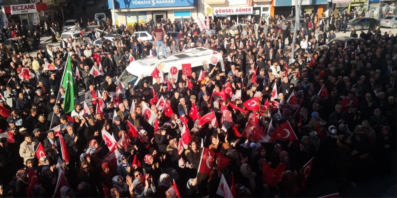 MHP\'nin Sungurlu Belediye Başkan adayı Muhsin Dere partililer tarafından karşılandı