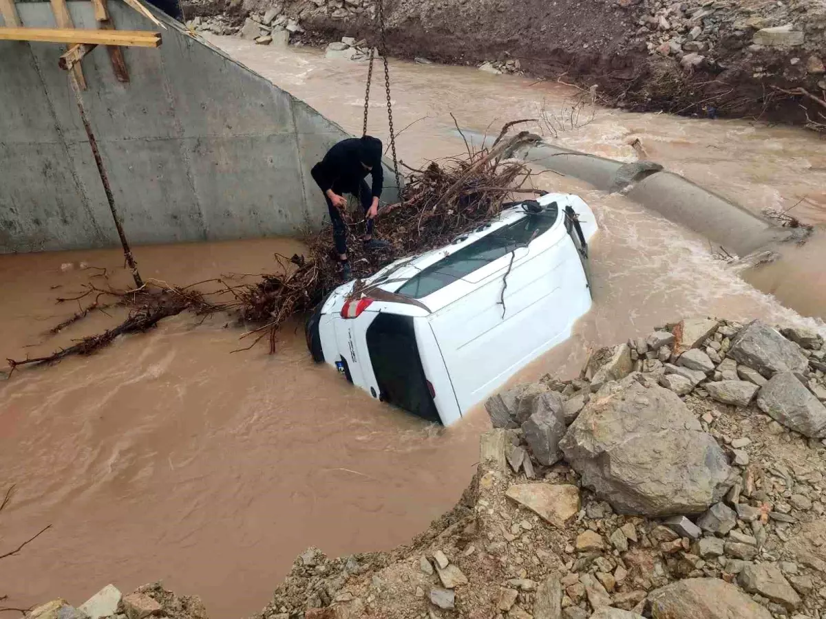 Adıyaman\'da sel sularında sürüklenen araç vinç yardımıyla kurtarıldı