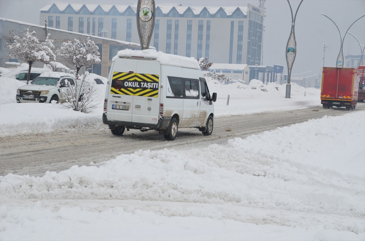 Hakkari Yüksekova\'da Kar Yağışı: Ulaşımda Aksamalar Yaşandı
