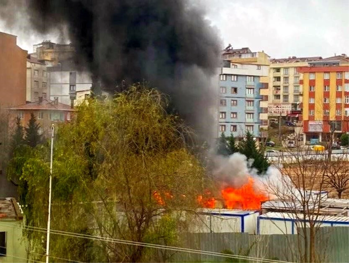 Çayırova\'da İnşaat İşçilerinin Kaldığı Konteyner Yangında Zarar Gördü