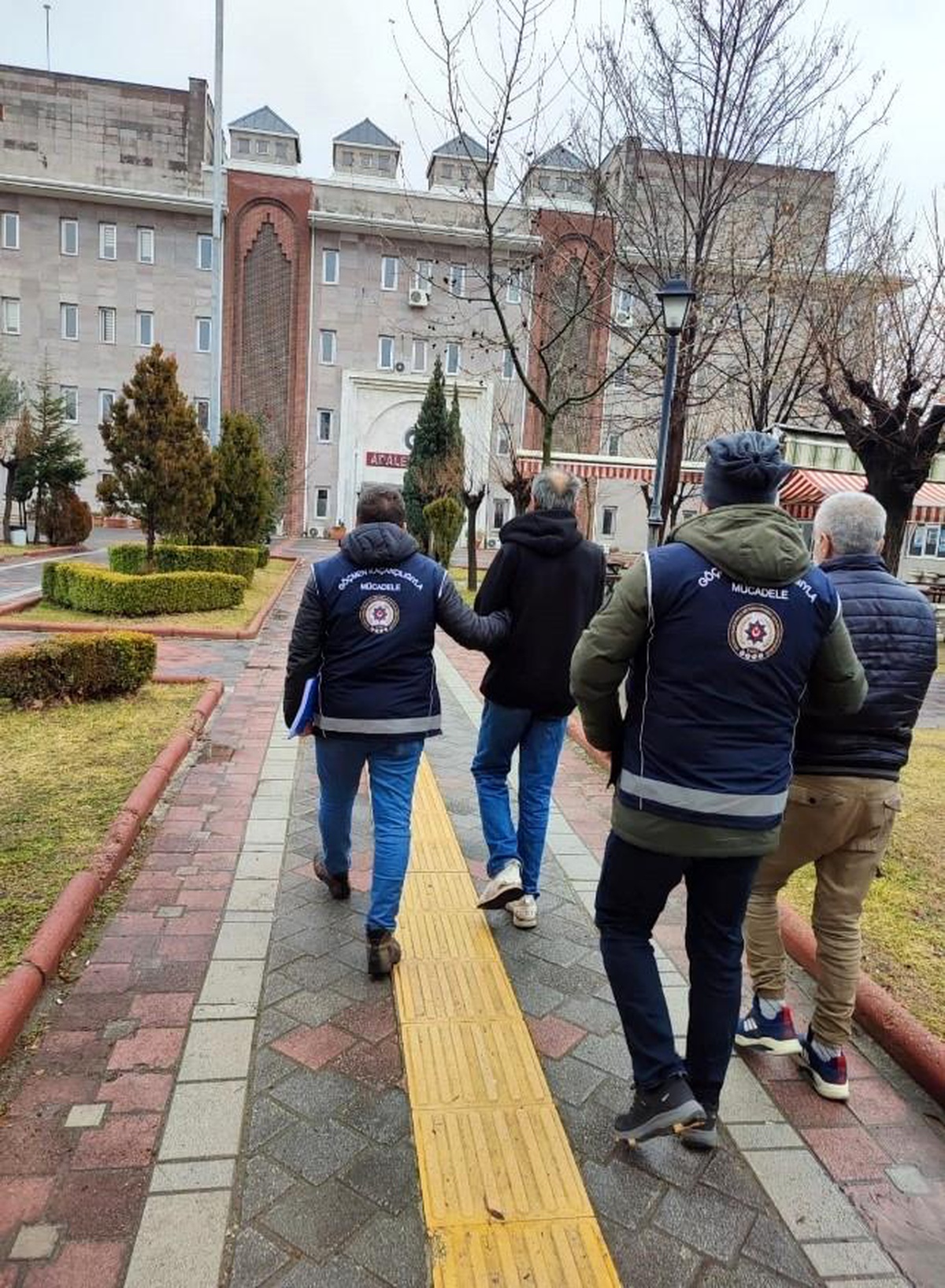 Isparta\'da 15 düzensiz göçmen yakalandı, 1 kişi tutuklandı