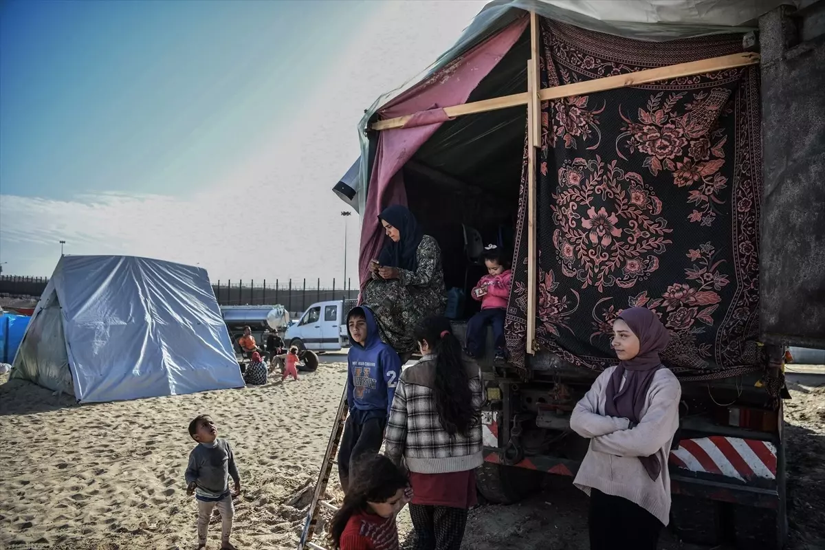 İsrail saldırılarından etkilenen Filistinli aile, kamyon kasasında yaşam mücadelesi veriyor