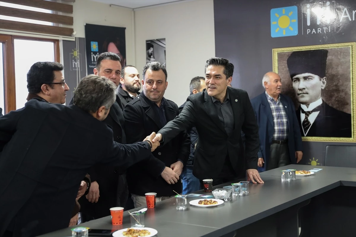 İYİ Parti İstanbul Büyükşehir Belediye Başkan Adayı Buğra Kavuncu Arnavutköy\'de Ziyaretlerde Bulundu