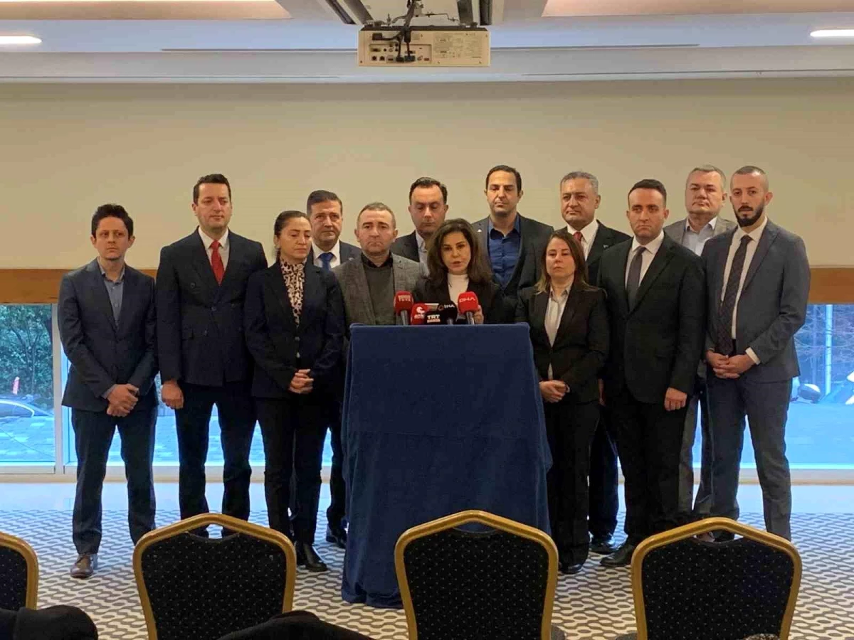 İYİ Parti yönetiminden 16 kişi "Kral Çıplak, Akşener timsah gözyaşı döküyor" diyerek istifa etti