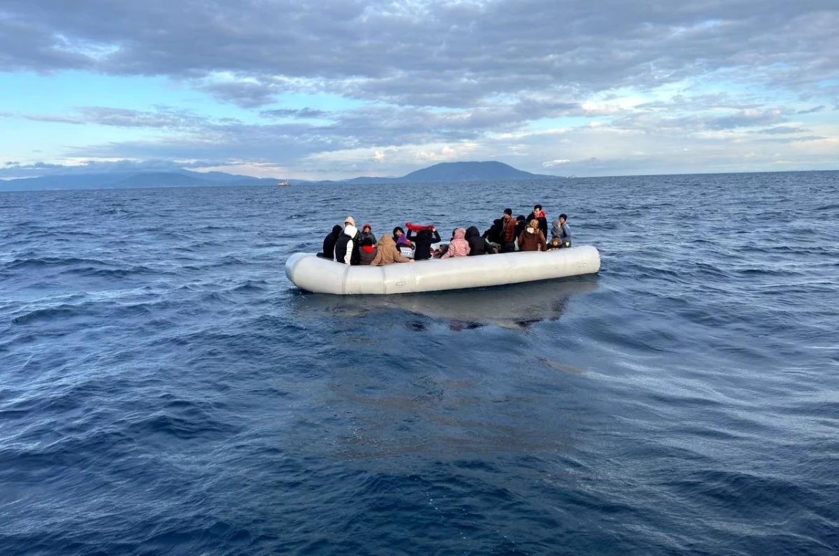 İzmir\'de Yunanistan unsurları tarafından geri itilen lastik bot içerisindeki 43 düzensiz göçmen kurtarıldı