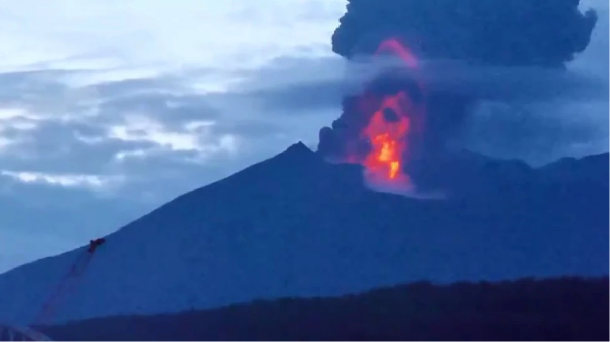 Japonya\'daki Sakurajima Yanardağı\'nda patlama! Küller 5 bin metre yükseldi, binalarda hasar meydana geldi