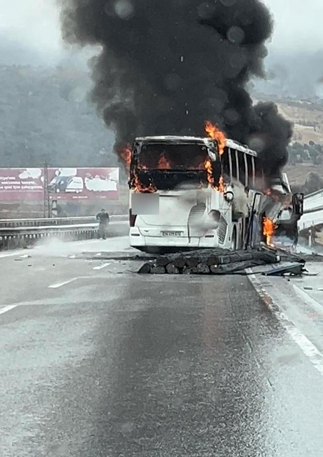 Kamyona çarparak yanan otobüste 2 kişi öldü 5 kişi yaralandı Kamyona çarparak yanan otobüste 2 kişi öldü 5 kişi yaralandı