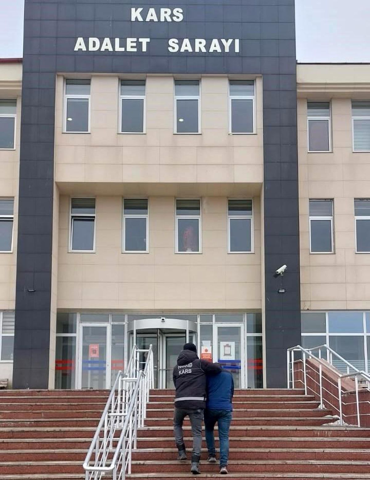 Kars\'ta Polis Uyuşturucu Operasyonu: 112,41 Gram Esrar Ele Geçirildi