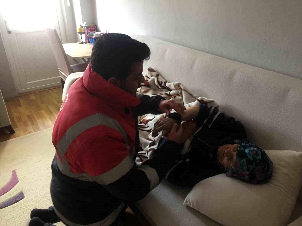 Ordu Büyükşehir Belediyesi Alzheimer hastası kadına akıllı saat teslim etti
