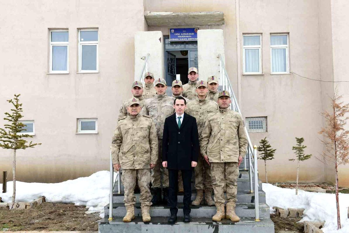 Van\'ın Çatak Kaymakamı Sercan Sakarya, Yukarınarlıca Mahallesi\'nde vatandaşlarla buluştu