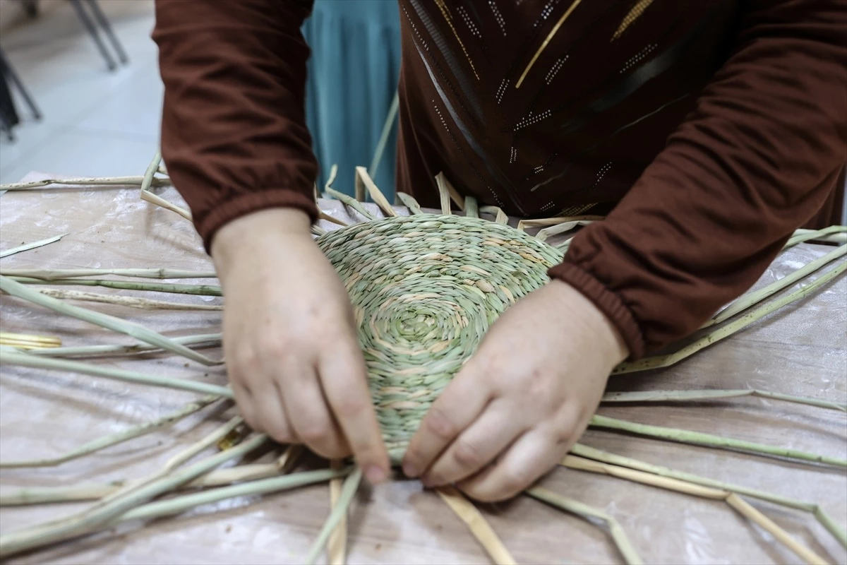 Develi\'de kadınlar kamışlardan dekoratif ürünler yapıyor