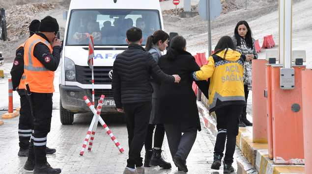 Maden sahasındaki acı bekleyiş sürüyor! Ailelerden 'Orada yaşayan biri yok, birbirimizi kandırmayalım' feryadı