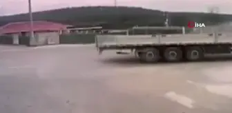 Mermer yüklü tır, işçi servisi ile çarpıştı... O anlar kamerada