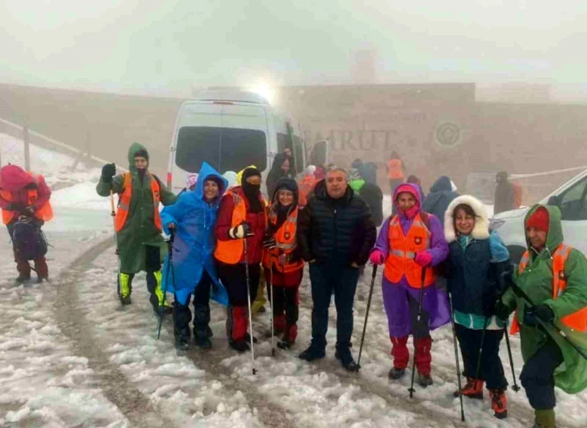 Nemrut Dağı\'nda Karlı Havalarda Turist Akını Devam Ediyor