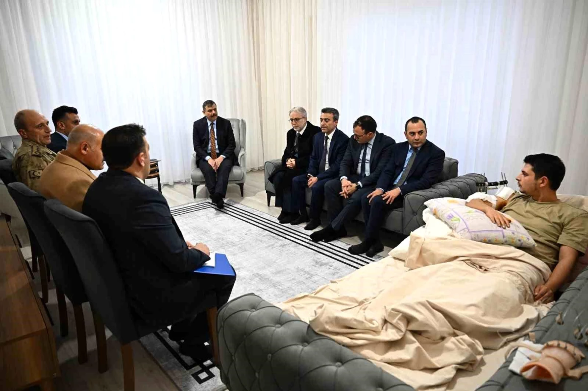 Vali Mustafa Çiftçi, yaralı askeri evinde ziyaret etti