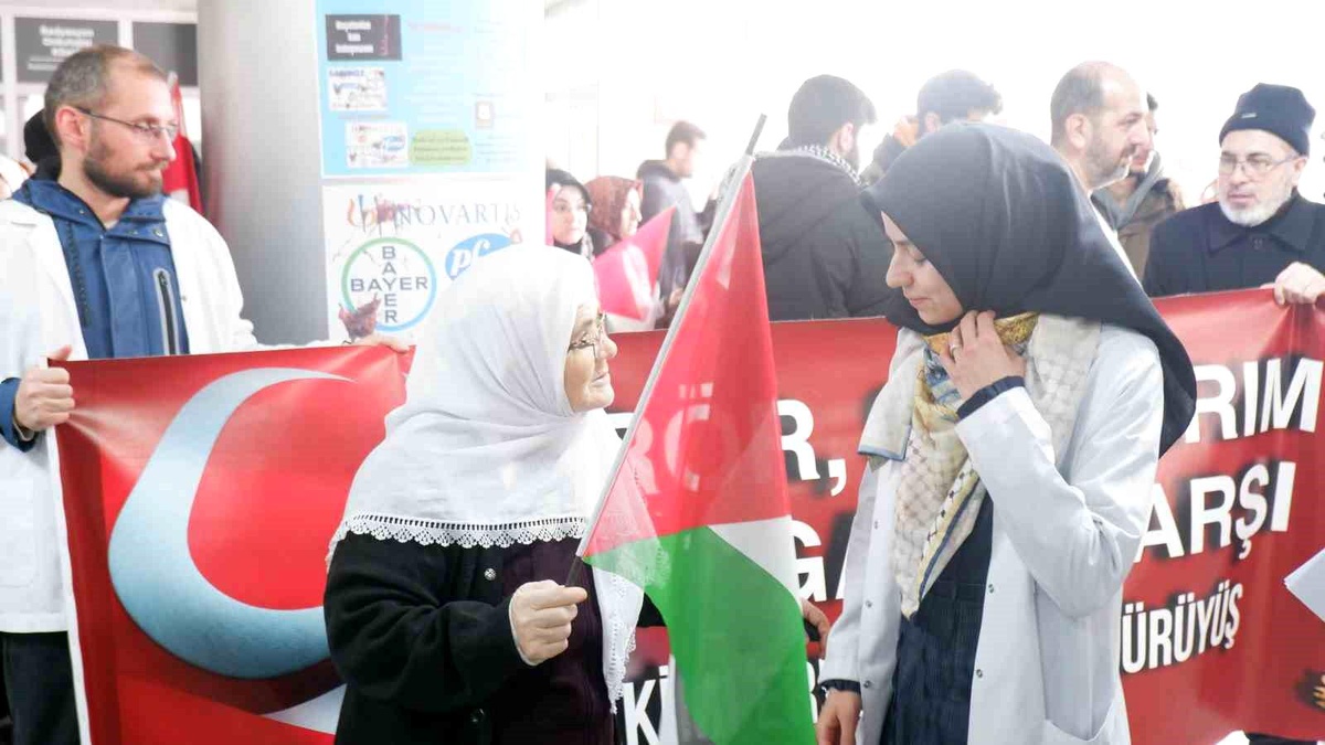 Erzurum\'da İsrail\'in Gazze\'ye yönelik saldırılarını protesto eden sağlık çalışanları bir araya geldi