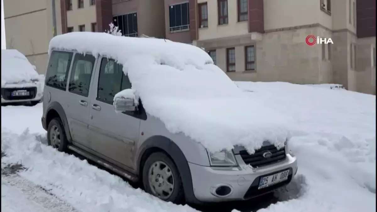 Sarıkamış beyaza büründü, ekiplerin yol açma çalışmaları sürüyor