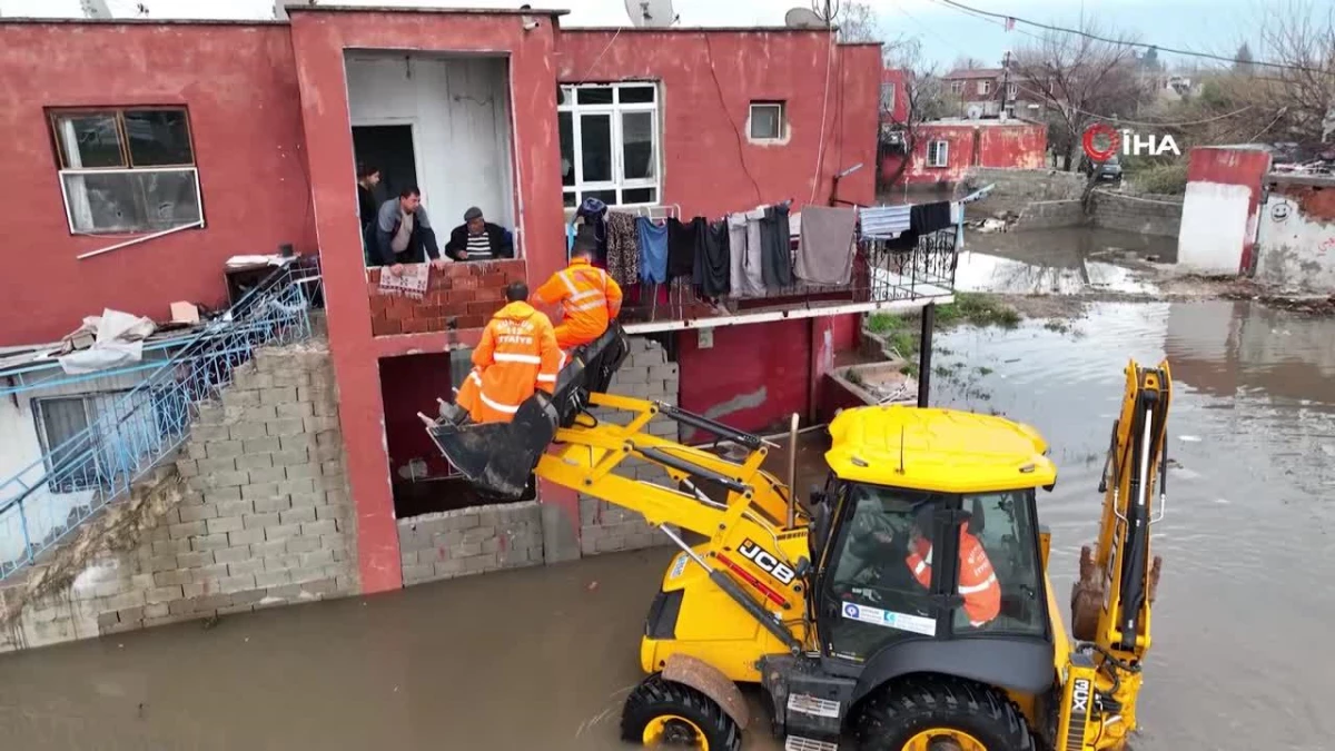 Selin vurduğu Antalya\'da vatandaşlara kepçelerle yardım ulaştırıldı