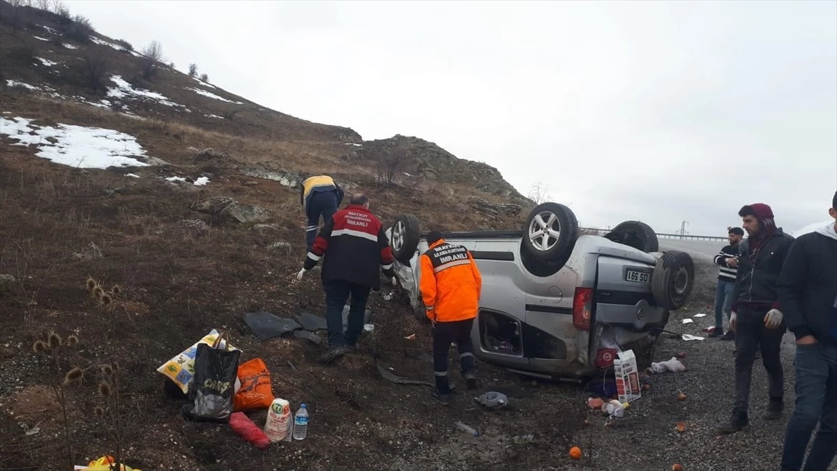 Sivas\'ın İmranlı ilçesinde hafif ticari araç devrildi, 5 kişi yaralandı
