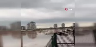 Suyla dolu otoparkta otomobiller çamur boyasına büründü