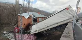 Tırlar yüzünden evi terk ettiler: Üstüne kamyon ve tır düşen ev gündem oldu