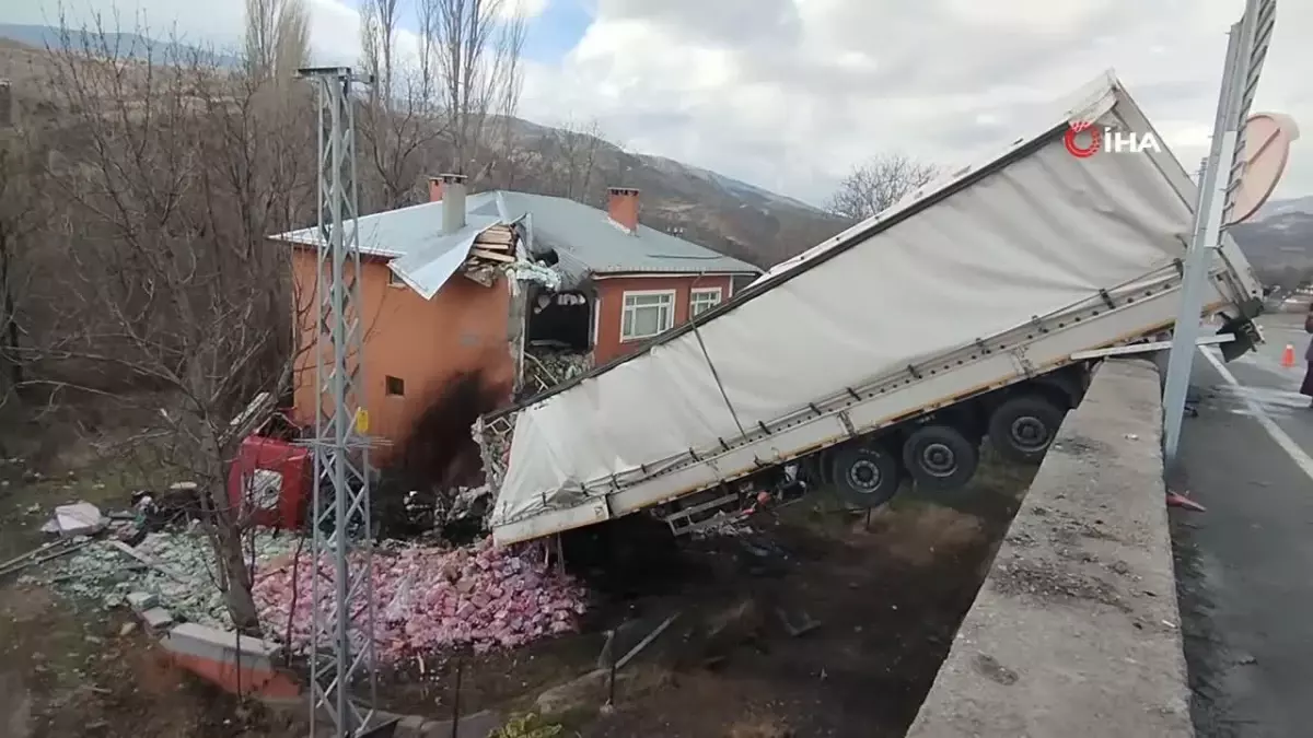 Tırlar yüzünden evi terk ettiler: Üstüne kamyon ve tır düşen ev gündem oldu