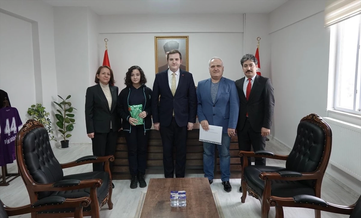 TÜBİTAK Proje Yarışmasında Türkiye Dördüncüsü Olan Öğrenci Kaymakamı Ziyaret Etti