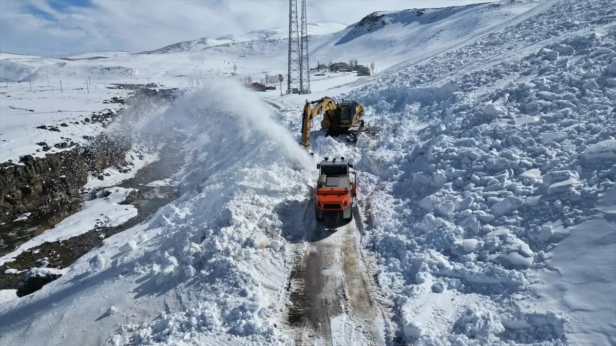 Van Muradiye\'de çığ nedeniyle kapanan yol açıldı