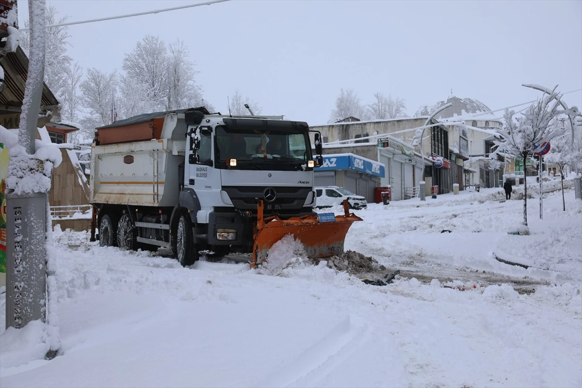 Van ve Hakkari\'de Kar Yağışı Nedeniyle 466 Yerleşim Birimine Ulaşım Sağlanamıyor