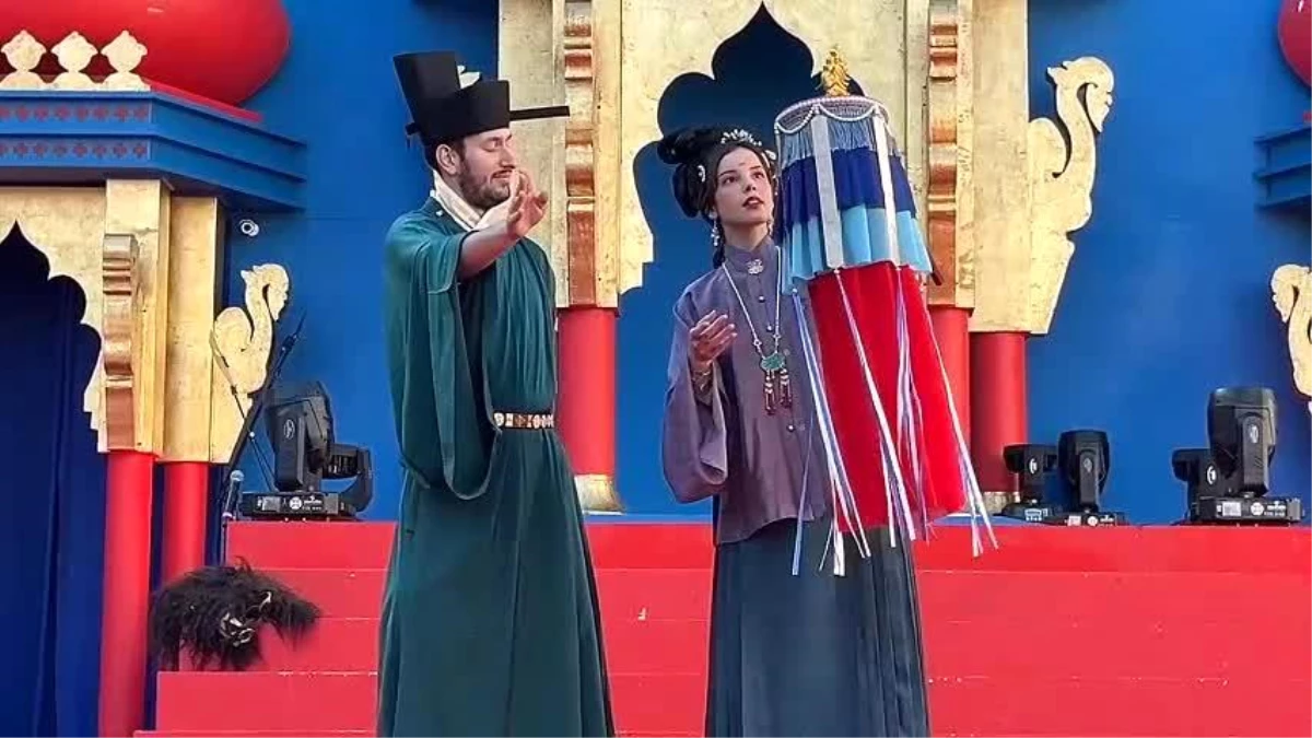 2024 Venedik Karnavalı\'nda Çin Kostümleri Gösterisi