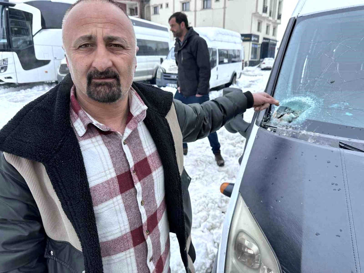 Hakkari\'de minibüse kaya isabet etti: 10 yolcu ölümden kıl payı kurtuldu