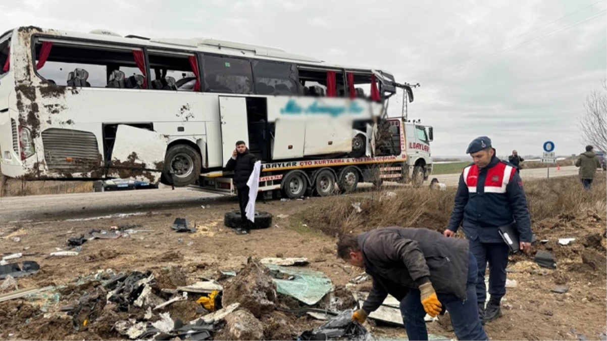 Yozgat\'ta kontrolden çıkan yolcu otobüsü devrildi! Kazada 4\'ü ağır 19 kişi yaralandı