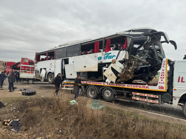 Yozgat'ta kontrolden çıkan yolcu otobüsü devrildi! Kazada 4'ü ağır 19 kişi yaralandı