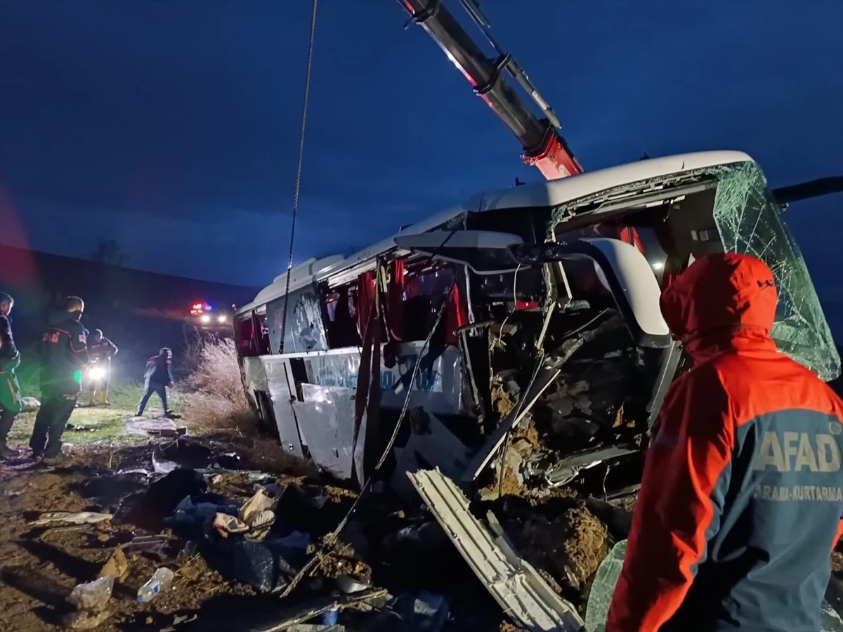 Yozgat\'ta Otobüs Kazası: 1 Ölü, 3 Ağır 18 Yaralı