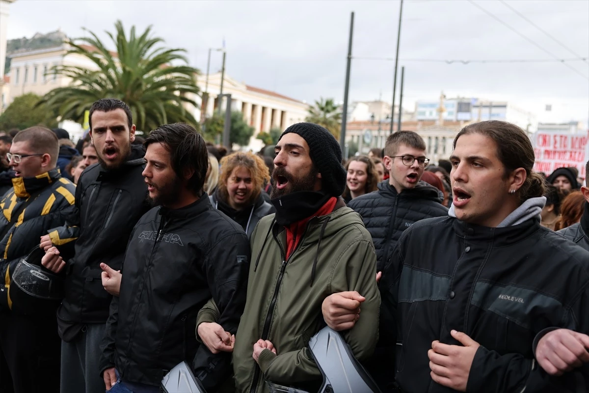Yunanistan\'da Öğrenci ve Eğitimciler Özel Üniversite Açılmasına Karşı Eylem Düzenledi