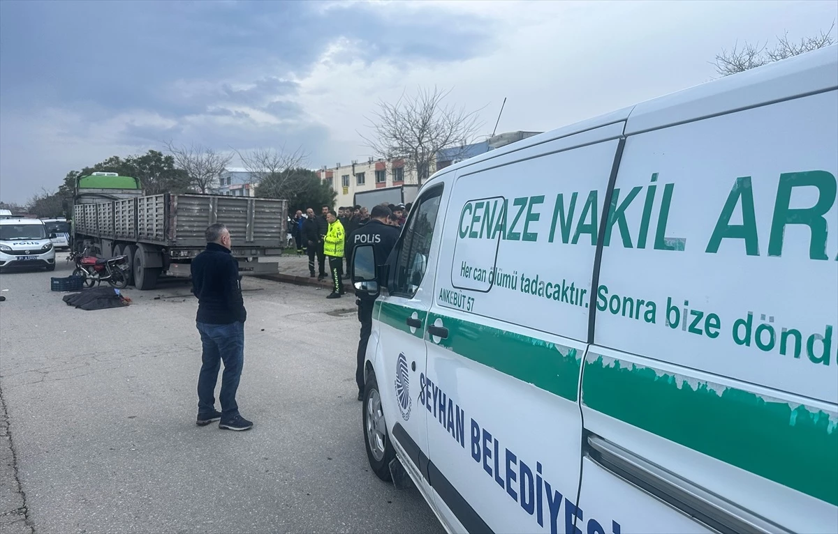 Adana\'da park halindeki tıra çarpan motosiklet sürücüsü hayatını kaybetti