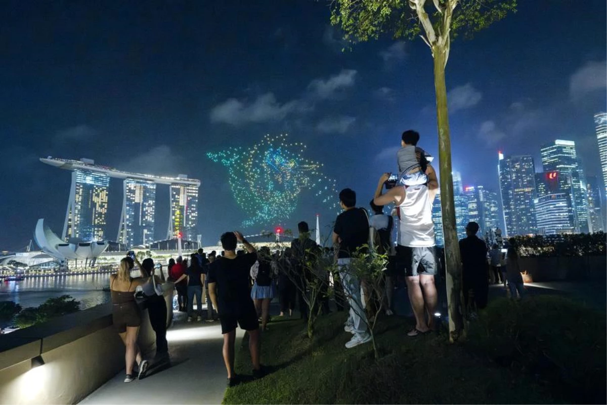 Singapur\'da Ejderha Yılı kutlamaları ışıklı drone gösterisiyle renklendi