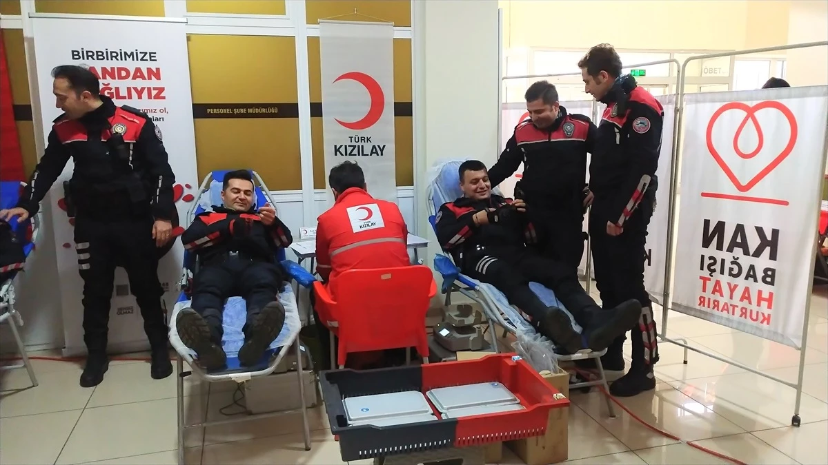 Amasya\'da Polisler Türk Kızılayı Kampanyasına Destek İçin Kan Bağışında Bulundu