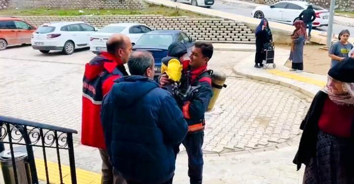Malatya\'da bir apartmanda çıkan yangında 8 kişi hastaneye kaldırıldı