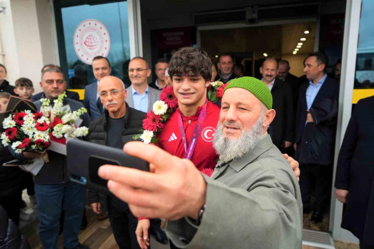 Avrupa Güreş Şampiyonası\'nda Altın Madalya Kazanan Alperen Berber Samsun\'da Karşılandı