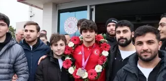Avrupa Güreş Şampiyonası'nda altın madalya kazanan Alperen Berber Samsun'a döndü