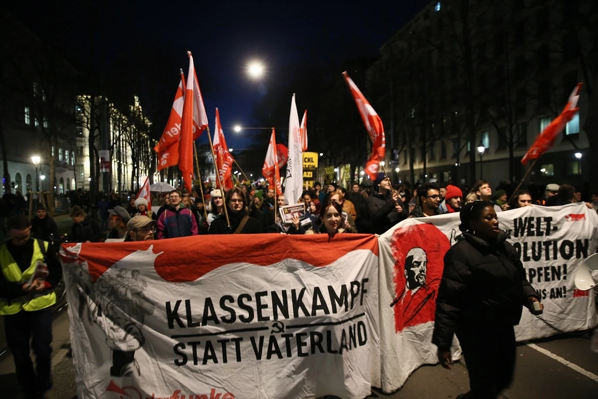 Viyana\'da aşırı sağcı balo protesto edildi