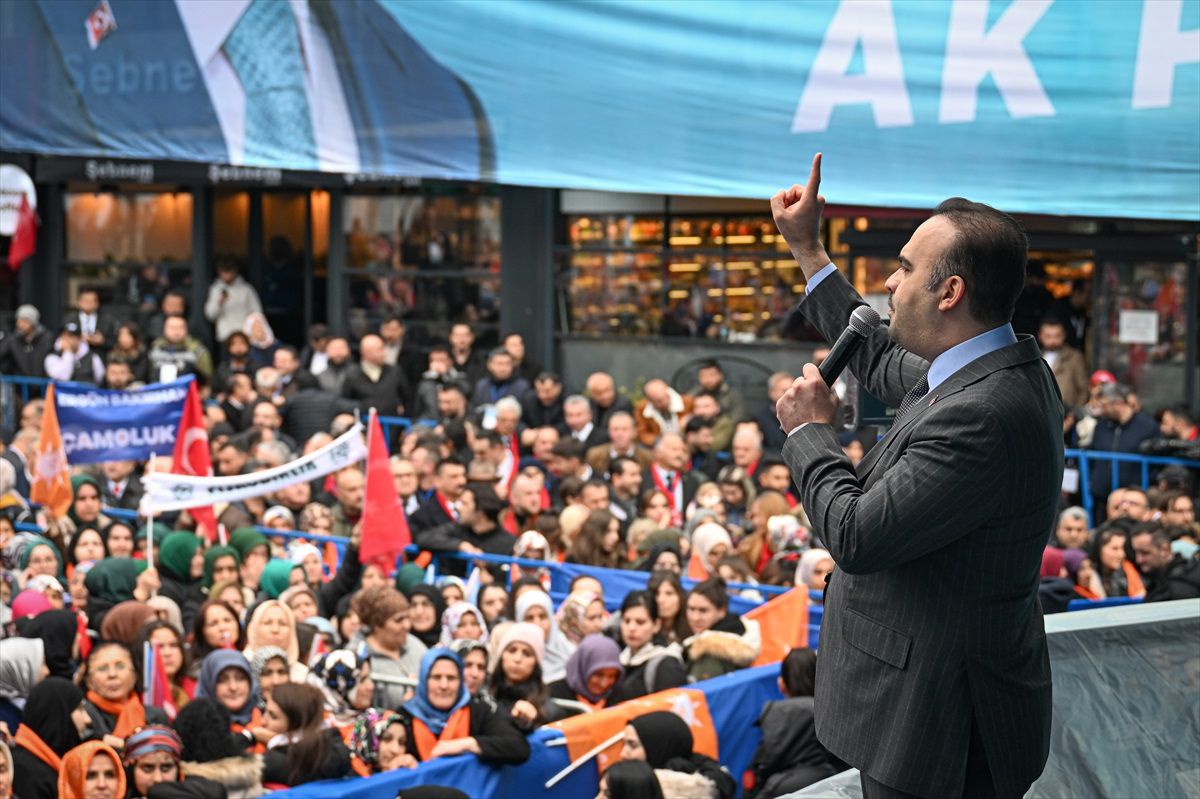 Gençlik ve Spor Bakanı Osman Aşkın Bak, Türkiye\'nin dört bir yanında gençlere hizmet ettiklerini söyledi