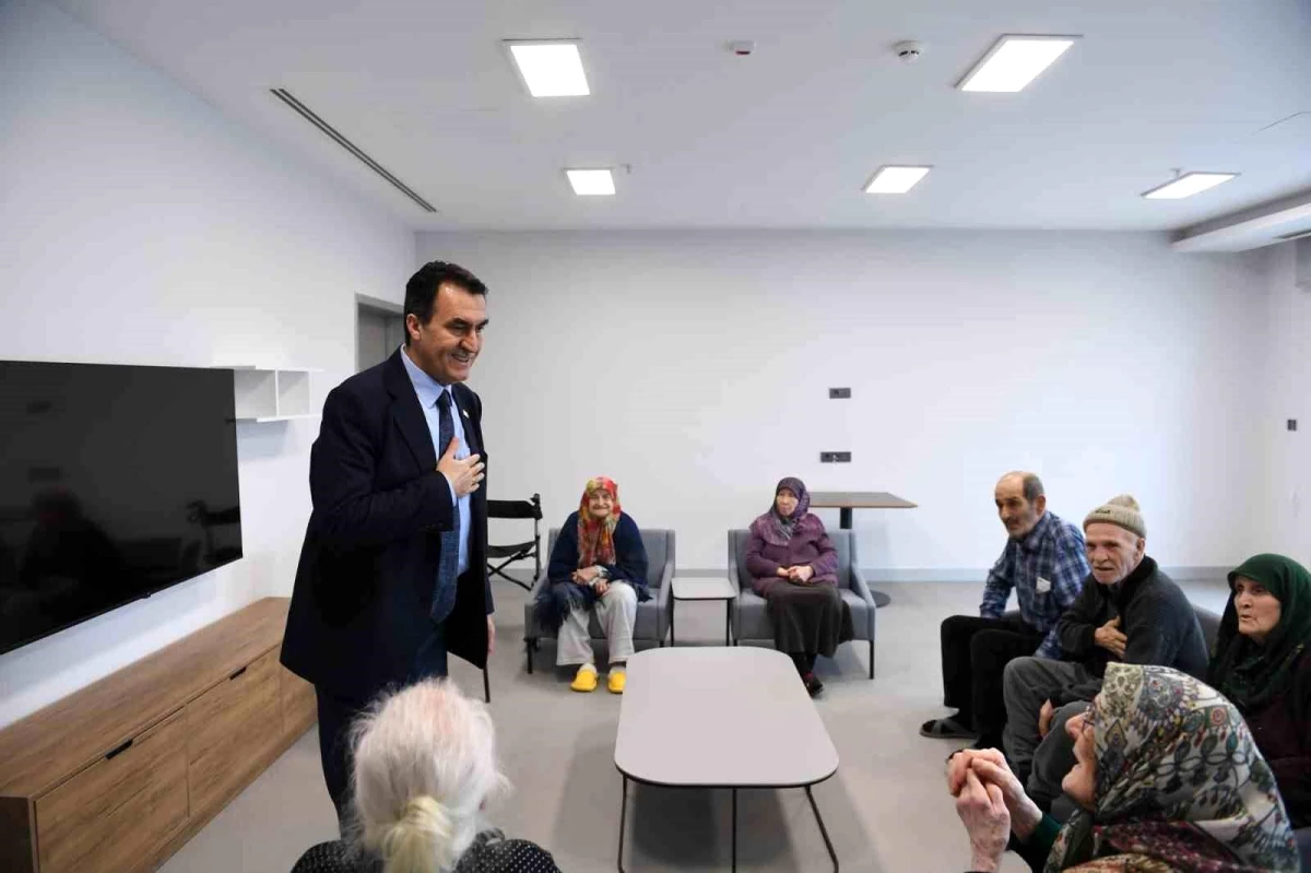 Osmangazi Belediye Başkanı Mustafa Dündar, Huzurevi Sakinlerini Ziyaret Etti