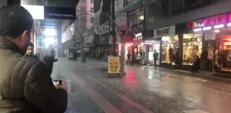 Batman'da dolu yağışı yolları beyaza bürüdü