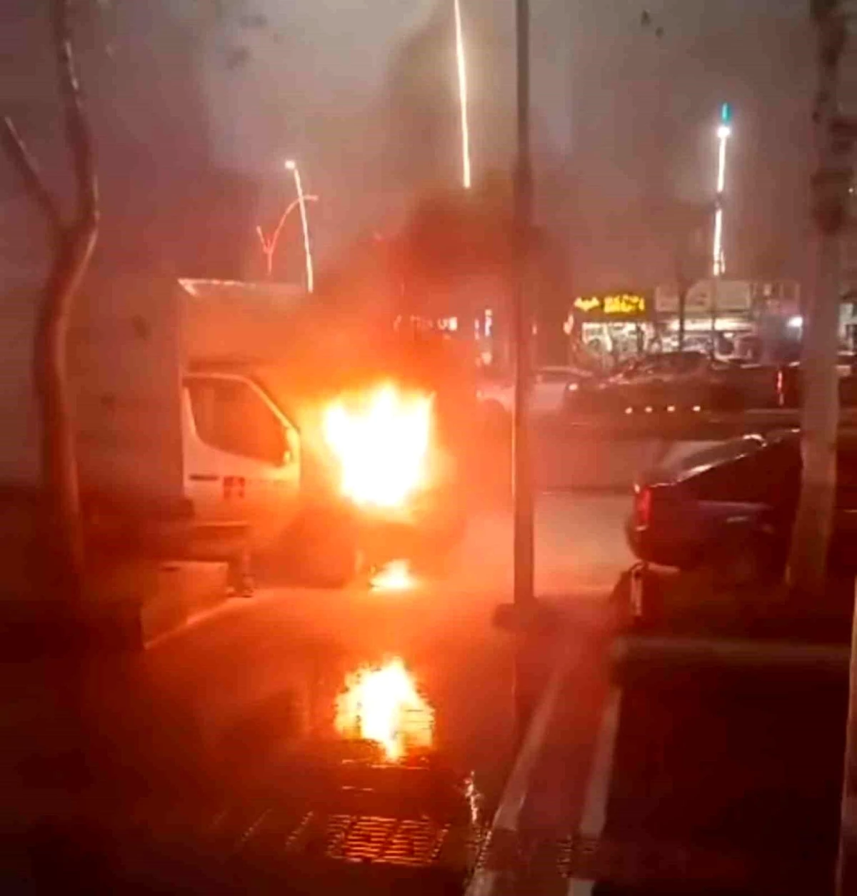 Batman\'da park halindeki kamyonet alev alev yandı